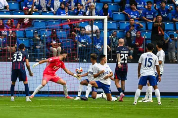 Penjaga gawang Lion City Sailors, Ivan Susak, hanya mampu melihat percubaan penyerang JDT, Joao Figueiredo, membolosi gawangnya.