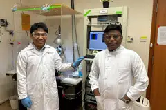 Penyelidik utama kajian tersebut, Dr Sreedharan Sajikumar (kanan) dan penulis utama kajian, Dr Mohammad Zaki Ibrahim, menjalankan penyelidikan di Sekolah Perubatan Yong Loo Lin Universiti Nasional Singapura (NUS) mengenai bagaimana interaksi sosial boleh memperkuatkan ingatan dan kesihatan otak.
