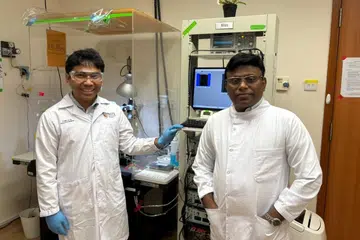 Penyelidik utama kajian tersebut, Dr Sreedharan Sajikumar (kanan) dan penulis utama kajian, Dr Mohammad Zaki Ibrahim, menjalankan penyelidikan di Sekolah Perubatan Yong Loo Lin Universiti Nasional Singapura (NUS) mengenai bagaimana interaksi sosial boleh memperkuatkan ingatan dan kesihatan otak.