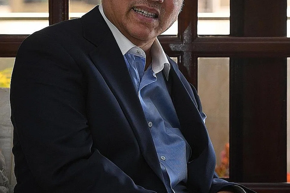 PUNCAK KERJAYA: Dengan dedikasi, kerja keras serta sedikit tuah, Encik Noor berjaya mencapai kedudukan pengurus besar Bank Islamik Abu Dhabi dan telah bersara pada tahun 2013. - Foto BH oleh KHALID BABA