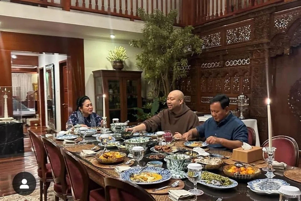 Encik Prabowo Subianto (kanan) berkongsi foto beliau sedang makan malam bersama bekas isterinya, Cik Titiek Soeharto, dan anak mereka Encik Didit Hediprasetyo di akaun Instagramnya, pada 12 Mac.