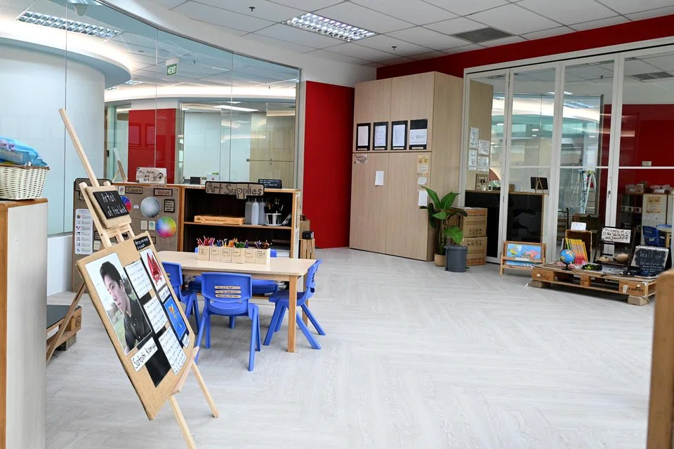 Bilik darjah dilengkapi dengan pelbagai bahan pengajaran untuk kanak-kanak dari 18 bulan hingga ke peringkat K2. 