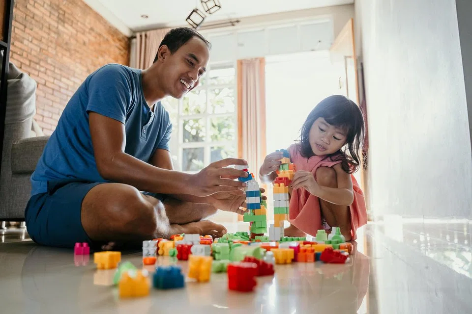 Pakar menyarankan agar ibu bapa menyediakan mainan atau bahan bersifat terbuka yang boleh digunakan dalam lebih daripada satu cara seperti blok mainan. 