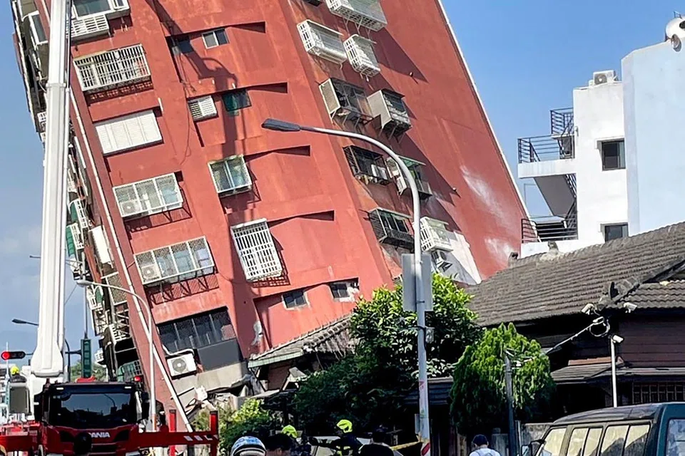 Sebuah bangunan di Hualien, timur Taiwan yang condong, dengan sebahagian daripada strukturnya musnah akibat gempa kuat 7.4 magnitud pada pagi Rabu, 3 April yang disusuli lebih 11 gegaran.