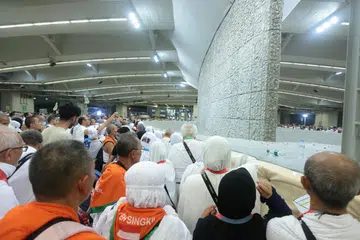 Sebilangan jemaah haji Malaysia melakukan ibadah melontar Jamrah Kubra pada 6 Jun di Mina.