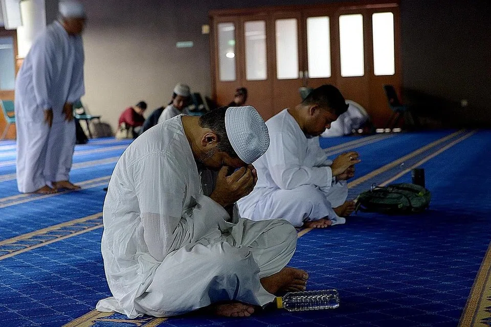 TINGGALKAN YANG BURUK, KEJAR YANG BAIK: Ketibaan tahun baru 1442 Hijrah pada 1 Muharam (bersamaan 20 Ogos tahun Masihi) mengajak umat Islam bertafakur untuk berhijrah dengan membuang daki-daki keburukan dan mengambil yang bersih lagi jernih demi meneruskan sisa kehidupan di dunia. - Foto fail hiasan