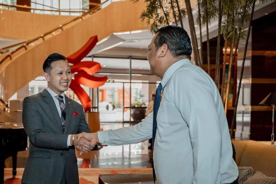 Encik Fazli Abdul Razak (kiri) bukan hanya menitikberatkan cara layanan dan perkhidmatan, malah mendakap teknologi supaya dapat memberikan pengalaman penginapan yang lebih berkesan dan istimewa kepada tetamu hotel.
