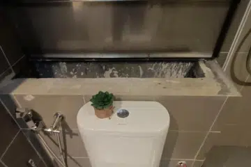 DIBUANG IBU: Lokasi mayat bayi lelaki cukup sifat yang baru dilahirkan ditemui selepas pekerja inap desa di Aeropod, Jalan Kepayan, Kota Kinabalu, Sabah, terhidu bau busuk.