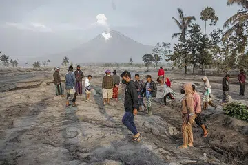 TINGGALKAN KEDIAMAN: Lebih 2,400 penduduk kampung telah meninggalkan kediaman mereka dan berlindung di 11 pusat pemindahan selepas Gunung Semeru di pulau Jawa meletus awal pagi pada 4 Disember lalu - Foto EPA-EFE