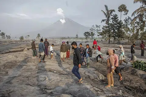 TINGGALKAN KEDIAMAN: Lebih 2,400 penduduk kampung telah meninggalkan kediaman mereka dan berlindung di 11 pusat pemindahan selepas Gunung Semeru di pulau Jawa meletus awal pagi pada 4 Disember lalu - Foto EPA-EFE