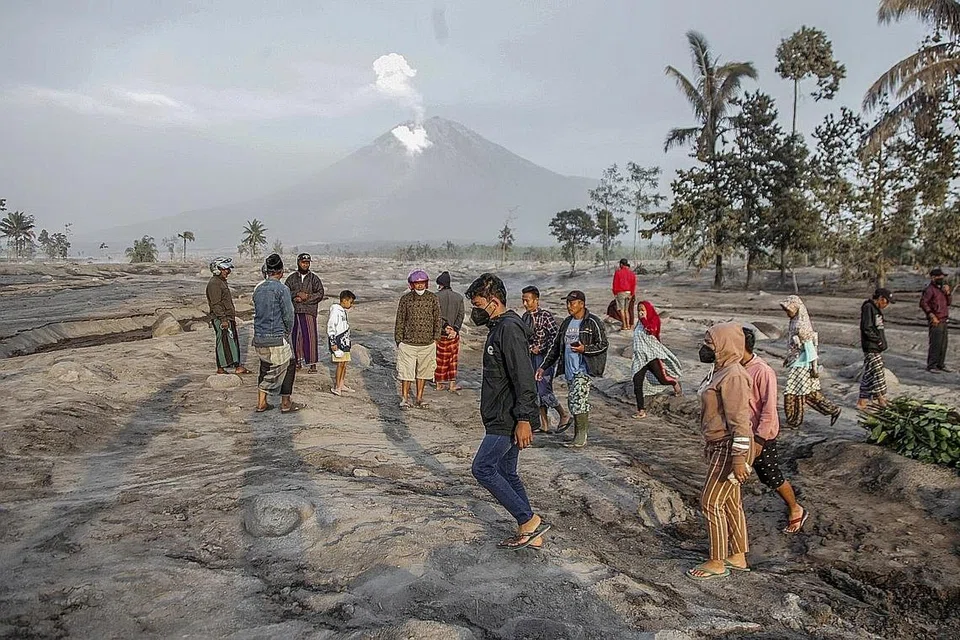 TINGGALKAN KEDIAMAN: Lebih 2,400 penduduk kampung telah meninggalkan kediaman mereka dan berlindung di 11 pusat pemindahan selepas Gunung Semeru di pulau Jawa meletus awal pagi pada 4 Disember lalu - Foto EPA-EFE