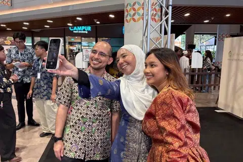 Acara Sayembara turut dihadiri tetamu terhormat, Setiausaha Parlimen Kanan (Pendidikan merangkap Pembangunan Negara) Dr Syed Harun AlHabsyi (kiri).