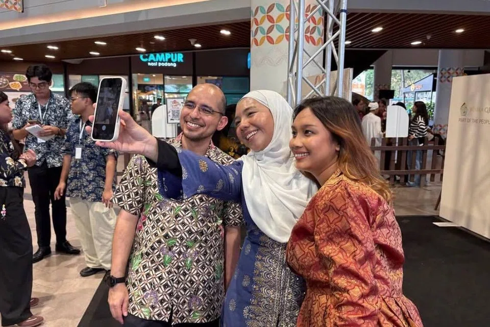 Acara Sayembara turut dihadiri tetamu terhormat, Setiausaha Parlimen Kanan (Pendidikan merangkap Pembangunan Negara) Dr Syed Harun AlHabsyi (kiri).