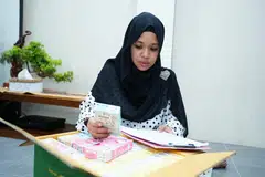 Cik Rabiahtul Adawiyah Amat, 37 tahun, menguruskan perniagaan dari rumah, With Love by Umairah, dan telah menempah dua mesin layan diri daripada syarikat One Vibes Nation Vending & Franchise Management pada lewat 2020 untuk menjual produknya di beberapa lokasi tertentu di Singapura.