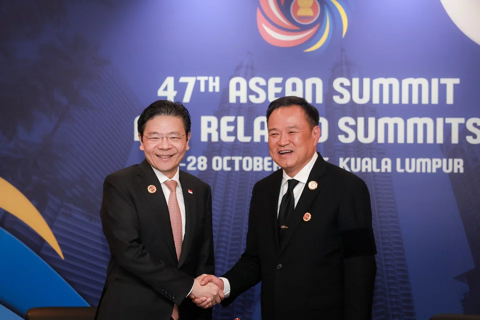 Perdana Menteri Singapura, Encik Lawrence Wong (kiri), bertemu Perdana Menteri Thailand, Encik Anutin Charnvirakul di sela Sidang Kemuncak Asean ke-47 dan Sidang Berkaitan pada 27 Oktober.