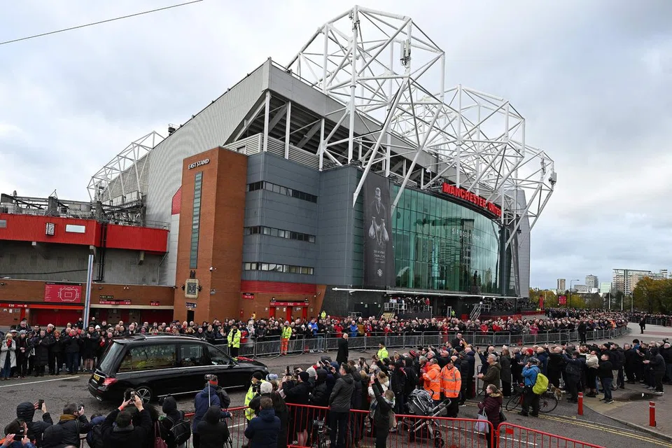 PENGHORMATAN PENYOKONG: Ribuan penyokong Manchester United menanti di pekarangan Stadium Old Trafford untuk memberikan penghormatan terakhir kepada legenda kelab itu. 