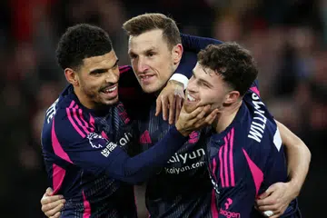 Pemain Nottingham Forest, Chris Wood (tengah) meraikan gol kedua kelab itu bersama Morgan Gibbs-White (kiri) dan Neco Williams (kanan) dalam perlawanan menentang Wolverhampton di Stadium Molineux pada 7 Januari. Wood, pemain utama Forest, berjaya menjaringkan 12 gol dalam 20 perlawanan Liga Perdana England.