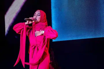 TENAGA BINTANG REMAJA: Sarah Suhairi menyifatkan rezeki menjuarai peraduan realiti Big Stage sebagai pembuka pintu bagi pelbagai peluang lain termasuk menjayakan acara di Singapura, Muzika Ekstravaganza. - Foto BH oleh NUR DIYANA TAHA