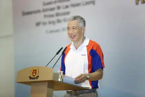 PENTING UNTUK BERJAYA: Encik Lee berkata warga Singapura juga perlu mempunyai nilai yang tidak ketara tetapi penting.