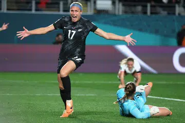 MEMBUKA TIRAI JARINGAN: Penyerang New Zealand, Hannah Wilkinson (berbaju hitam), meraikan gol beliau dalam perlawanan pembukaan Piala Dunia Wanita 2023 menentang Norway pada Khamis di Stadium Eden Park.