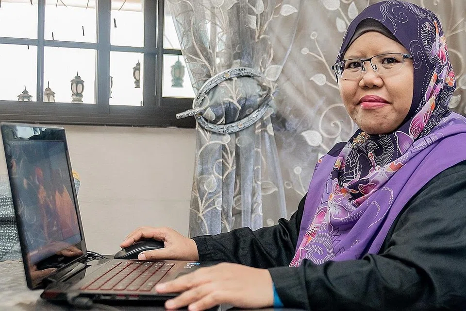 PELAJARI ILMU BARU: Cik Siti Aminah Ismail sentiasa nantikan peluang pelajari ilmu penerbitan digital dan bersyukur terlibat dalam penerbitan dua program Raya digital, 'Semarak Lebaran' dan 'Dendang Lebaran'. - Foto BH oleh NUR DIYANA TAHA