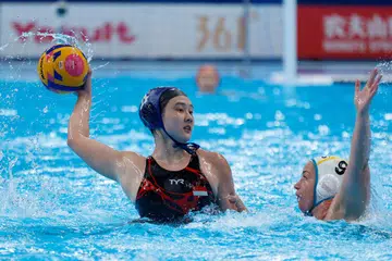 Ranice Yap (kiri) dari Singapura berentap dalam perlawanan menentang Australia dalam Kejohanan Akuatik Dunia 2024 di Doha, Qatar.