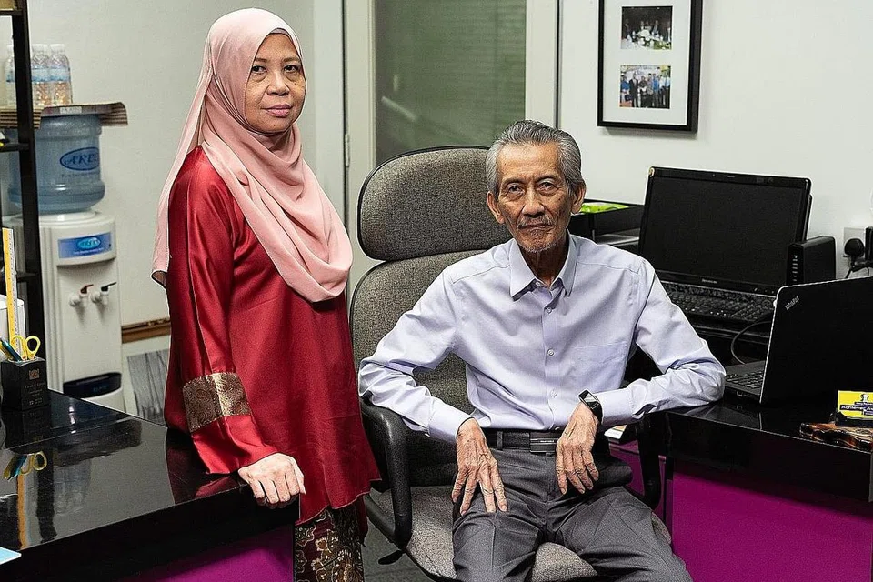 Persatuan Kemajuan Kebajikan Islam. Presiden Persatuan Kemajuan Kebajikan Islam Encik Ibrahim Ariff (kanan), dan setiausaha Cik Milah Haji Bakri.