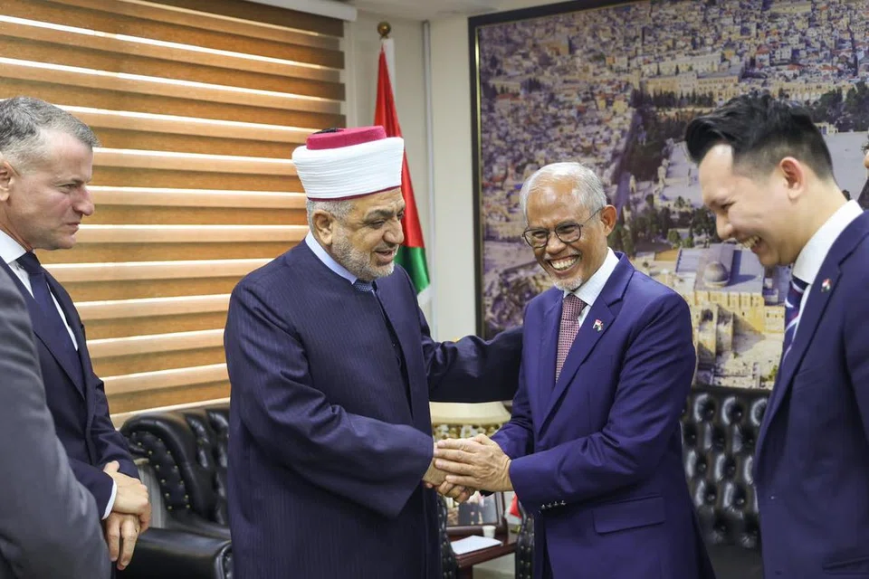 Menteri Bertanggungjawab bagi Ehwal Masyarakat Islam, Encik Masagos Zulkifli Masagos Mohamad (dua dari kanan) menemui Menteri Wakaf dan Hal Ehwal Islam, Encik Mohammed Khalayleh (dua dari kiri).