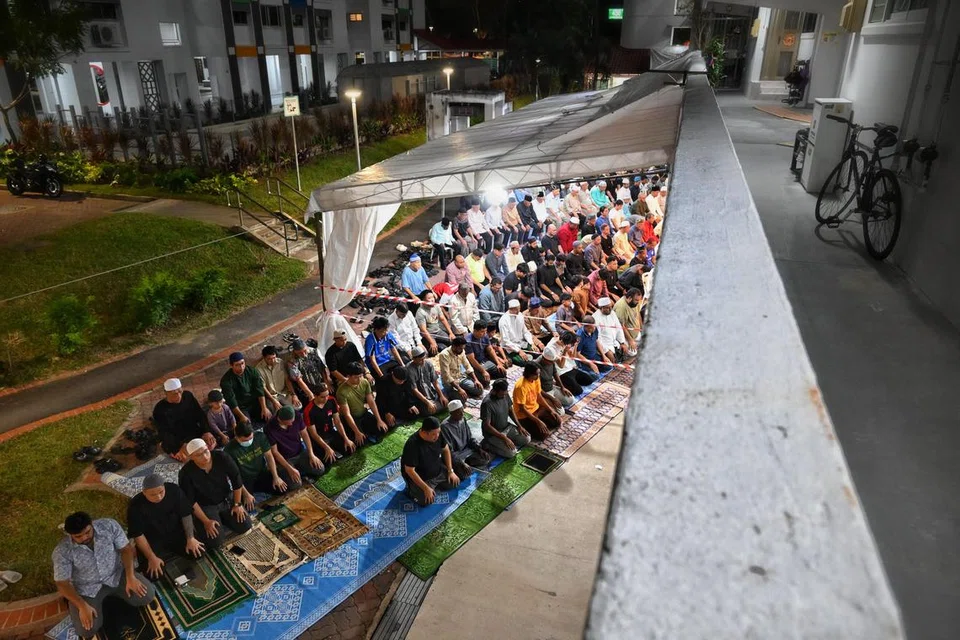 
Masyarakat Islam menjalankan solat tarawih di kolong Blok   450 Tampines Street 42 pada 1 Mac 2025. Umat Islam di Singapure mula berpuasa pada 2 Mac.