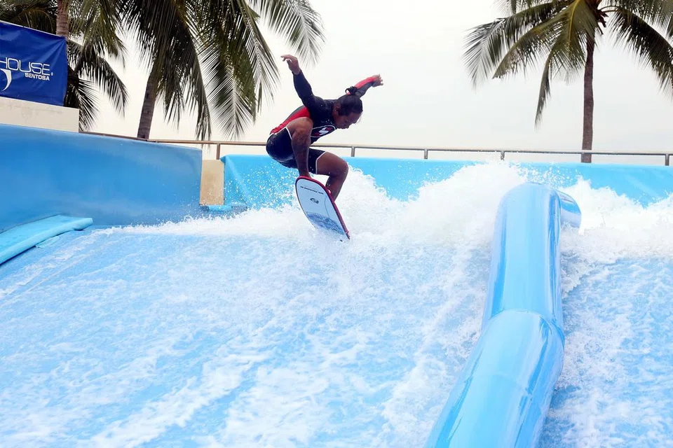 SAHUT 'SERUAN' OMBAK: Encik Hisham Jamal mula berjinak-jinak dengan ombak 'flowrider' ini enam tahun lalu. Sejak itu, beliau telah mewakili Asia dan Singapura dalam pelbagai pertandingan 'flowboarding', termasuk di Amerika Syarikat, Afrika Selatan dan Abu Dhabi.
