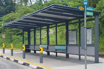 Perhentian bas di Yio Chu Kang Road ini telah dipertingkat, yang antara lain, mempunyai kerusi dengan tempat bersandar dan ruang meletak tangan, serta perlindungan daripada hujan. 