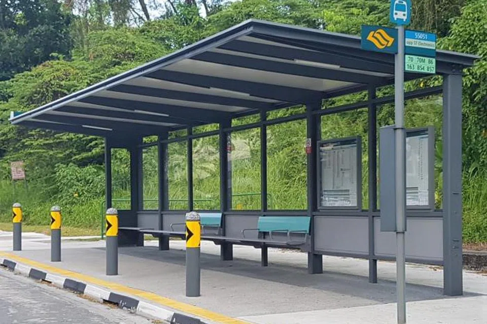 Perhentian bas di Yio Chu Kang Road ini telah dipertingkat, yang antara lain, mempunyai kerusi dengan tempat bersandar dan ruang meletak tangan, serta perlindungan daripada hujan. 