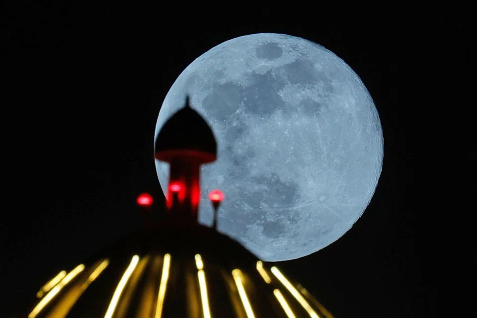 Bulan di balik masjid