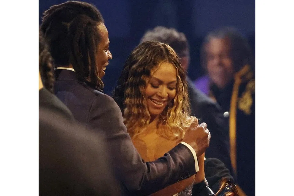 TAHNIAH DARI SUAMI: Beyonce (kanan) menerima ucapan tahniah daripada suaminya Jay-Z ketika menerima Anugerah Album Muzik Dansa/Elektronik Terbaik. Beliau juga dijulang sebagai penerima anugerah Grammy terbanyak iaitu sebanyak 32 piala dalam sejarah 65 tahun majlis gilang-gemilang itu. - Foto REUTERS