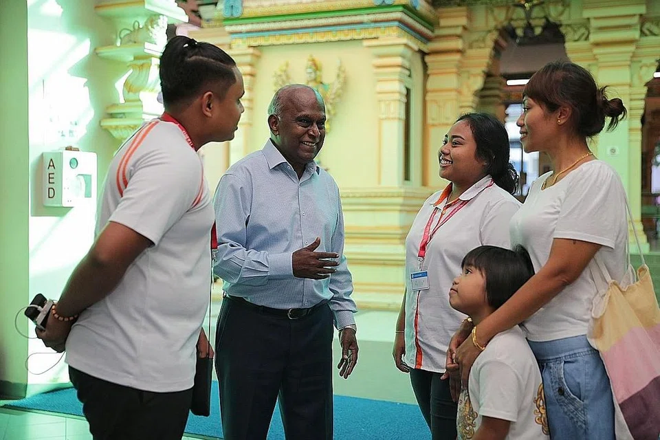 TERIMA BANTUAN: (Dari kiri) Encik Fahrurrazi, Encik VR Alagappan, Cik Nazrianna, Cik Diana dan Quraan'tul Alieanna bertemu selepas majlis penyampaian dermasiswa di auditorium kuil itu semalam. - Foto BH oleh GIN TAY