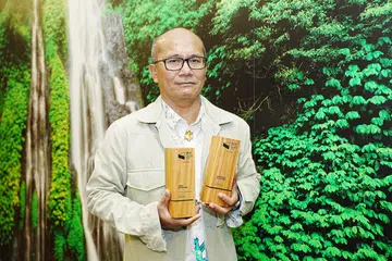 Penerima Anugerah Wartawan Terbaik, Encik Nizam Ismail turut menerima Anugerah Laporan Terbaik bagi Anugerah Tahunan Kumpulan Media Inggeris, Melayu dan Tamil (EMTM) SPH Media Trust 2025.