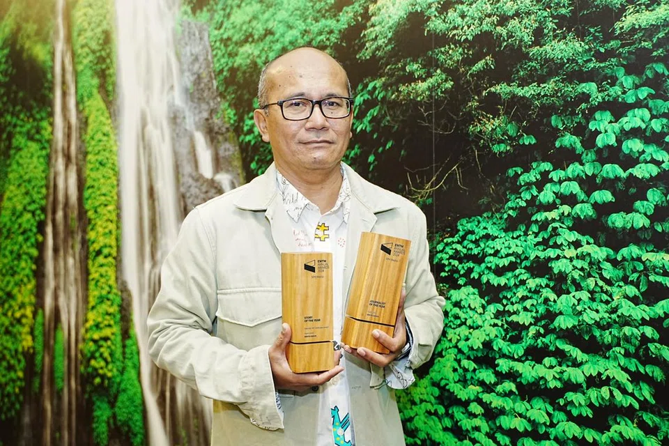 Penerima Anugerah Wartawan Terbaik, Encik Nizam Ismail turut menerima Anugerah Laporan Terbaik bagi Anugerah Tahunan Kumpulan Media Inggeris, Melayu dan Tamil (EMTM) SPH Media Trust 2025.