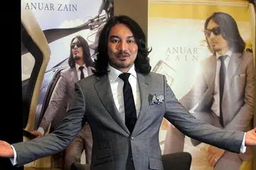 MENJIWAI LAGU: Ramai tersentuh dengan penjiwaan lagu 'Andainya Takdir' yang ditampilkan Anuar Zain dalam video muzik terbarunya yang dilancarkan Jumaat lalu. Dalam MTV kali ini Anuar membawakan watak seorang suami yang berpakaian lusuh, sesuai dengan tugasnya sebagai nelayan. - Foto THE STAR
