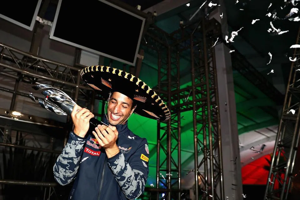 Daniel Ricciardo merai kejayaannya menduduki tempat ketiga Grand Prix Mexico di litar Autodromo Hermanos Rodriguez pada Ahad (30 Okt), selepas Sebastian Vettel dikenakan penalti 10 saat, sekali gus turun daripada tempat ketiga ke tempat kelima. 
