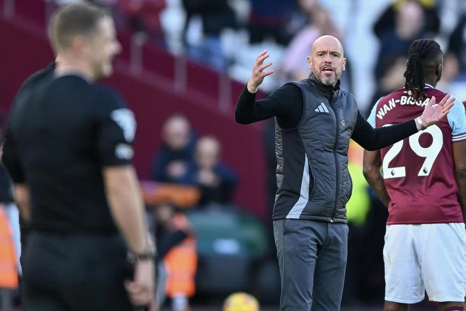 Pengurus Manchester United, Erik ten Hag, dilihat membantah keputusan pengadil yang dianggapnya tidak adil semasa pasukannya tewas 1-2 di tangan West Ham United di Stadium London. 