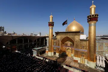 Orang ramai berkumpul di Makam Imam Ali di Najaf, Iraq, pada 8 Julai 2026, sempena perarakan pengebumian bekas Pemimpin Tertinggi Iran, Ayatollah Ali Khamenei, yang terbunuh dalam serangan udara Israel dan Amerika Syarikat pada 28 Februari lalu. Upacara itu berlangsung ketika ketegangan memuncak semula selepas AS menyerang sasaran di Iran dan menarik balik kelonggaran sekatan minyak susulan insiden terhadap kapal perdagangan di Selat Hormuz.