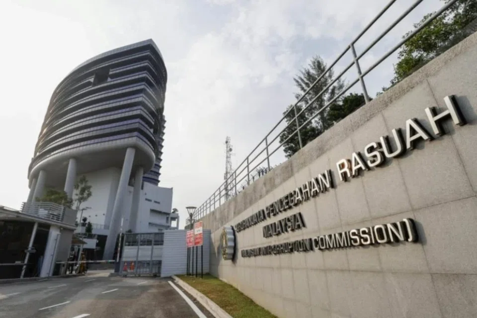 Suruhanjaya Pencegahan Rasuah Malaysia (SPRM) menyiasat kes penyelewengan dalam tender pembekalan susu tepung di Malaysia.