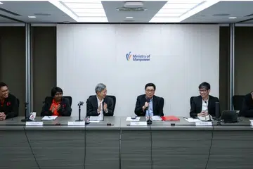 (Dari kiri) Penolong Setiausaha Agung NTUC, Encik Patrick Tay, Presiden NTUC K. Thanaletchimi, Presiden Persekutuan Majikan Kebangsaan Singapura (Snef), Encik Tan Hee Teck, pengerusi NWC, Encik Peter Seah, Setiausaha Tetap Kementerian Tenaga Manusia (MOM), Encik Ng Chee Khern dan naib presiden SNEF Encik Kuah Boon Wee.