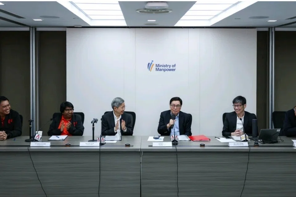 (Dari kiri) Penolong Setiausaha Agung NTUC, Encik Patrick Tay, Presiden NTUC K. Thanaletchimi, Presiden Persekutuan Majikan Kebangsaan Singapura (Snef), Encik Tan Hee Teck, pengerusi NWC, Encik Peter Seah, Setiausaha Tetap Kementerian Tenaga Manusia (MOM), Encik Ng Chee Khern dan naib presiden SNEF Encik Kuah Boon Wee.