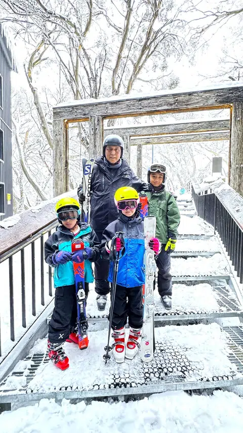 Penulis, Encik Sahari Sariman bersama cucu-cucunya yang dilengkapi alat ski.