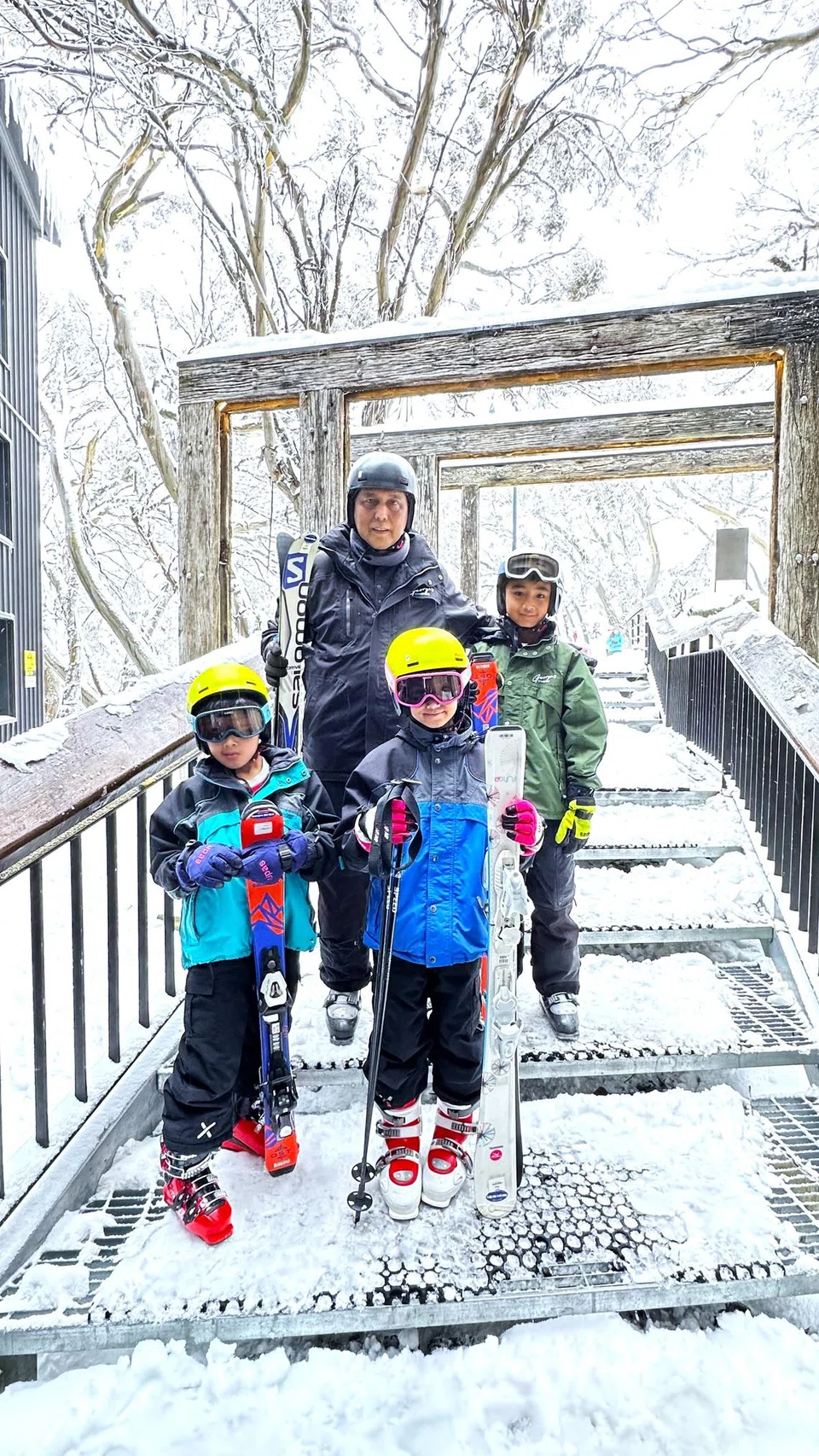 Penulis, Encik Sahari Sariman bersama cucu-cucunya yang dilengkapi alat ski.