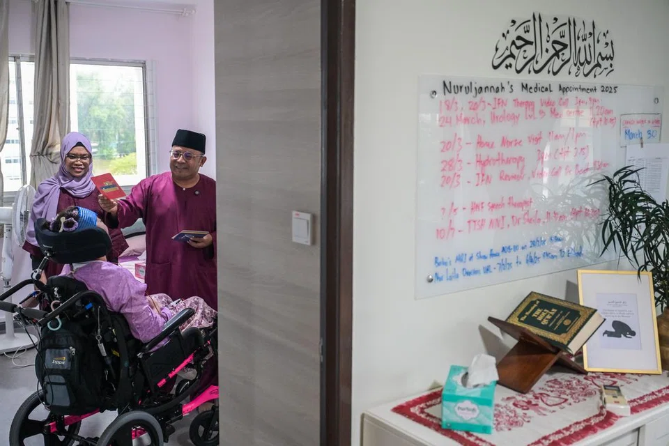 Cik Nuruljannah mendapat rawatan neuroterapi secara dalam talian dari Institute of Functional Neuroscience (IFN) di Perth, Australia. Encik Mohammad Razib Samsudin dan Cik Anisah Salim, menjalankan rawatan itu untuk anak mereka sambil diperhatikan doktor dari sana. 