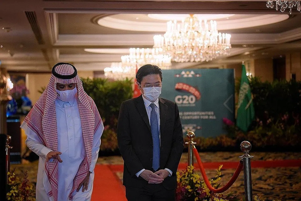 HARAPAN PADA G20: Menteri Pendidikan Lawrence Wong bersama Duta Besar Arab Saudi ke Singapura, Encik Saad Saleh Al Saleh, di acara peringatan penganjuran Sidang Puncak Pemimpin G20 oleh Arab Saudi di Hotel Shangri-La Singapore semalam. Sidang puncak G20 akan berlangsung di Riyadh dari 21 hingga 22 November. - Foto BH oleh MARK CHEONG
