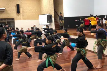 BUKAN SEKADAR SENI MEMPERTAHANKAN DIRI: Penggerak silat Seni Gayong di Perth, Australia, menggunakan silat bukan sahaja sebagai seni mempertahankan diri, malah sebagai saluran membiasakan diri generasi muda dengan perkataan dan perbualan dalam bahasa Melayu. Menerusi amalan dalam latihan silat, seperti bacaan doa ketika membuka gelanggang, pelajar juga didekatkan dengan agama bagi memperkukuh akidah mereka. - Foto-foto PERSEKUTUAN GAYONG AUSTRALIA