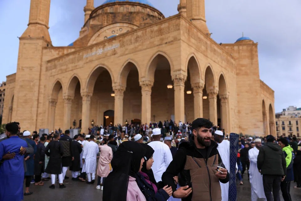 Jemaah berkumpul selepas menunaikan solat sunat Aidilfitri yang menandakan berakhirnya bulan puasa Ramadan di Masjid Mohammad Al Amin, susulan peningkatan ketegangan antara Hezbollah dan Israel, di tengah konflik Amerika Syarikat-Israel dengan Iran di Beirut, Lebanon, pada 20 Mac 2026. 